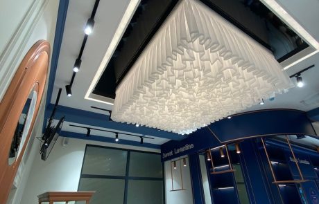 Pərdə dekor, hüsusi sifarişlə hazırlanmış işiq plafon üşütündə tül dekorasiyası, Azadlıq pr qurulmuş ticarət obyektində qurulmuş dekorlar.