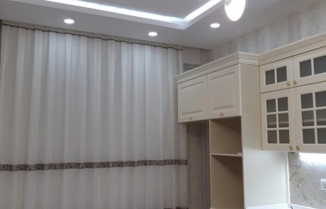 Ev pərdələri, Türkiyə istehsalı parçalardan tikilən pərdələr, depodan kataloqlar mənzillərə, villalara çatdırılır.