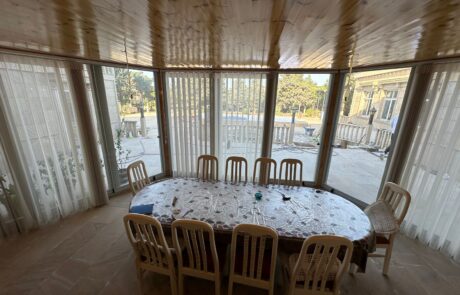 Dikey pərdə, bağ evi